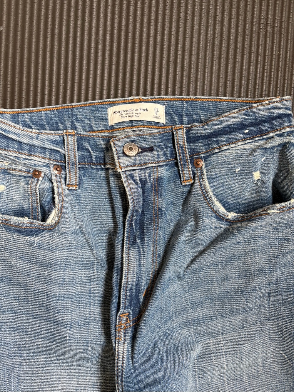 Abercrombie & Fitch Ankle Straight Ultra High Rise - Distressed - Picture 2 of 3